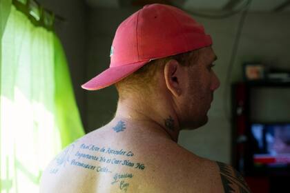 Matías lleva tatuado sobre su espalda el lema de la Fundación Espartanos: "En el arte de descender, lo importante no es caer sino no permanecer caídos", junto a las palabras "Gracias Coco", en honor a Eduardo Oderigo.