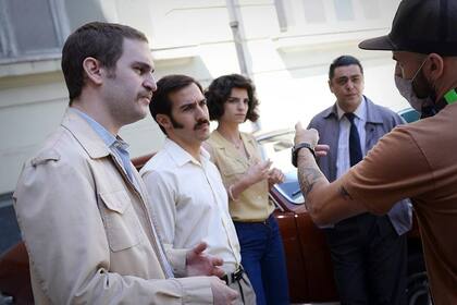 Matías Mayer, Nicolás lla, Malena Sánchez y Alberto Ajaka escuchan al director Lucas Colomba en una pausa del rodaje de Un crimen argentino