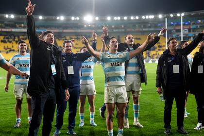 Matías Moroni fue uno de los siete backs iniciales en Wellington y todos serán titulares en Auckland; Julián Montoya (de azul) reaparecerá, como capitán, tras superar una lesión.