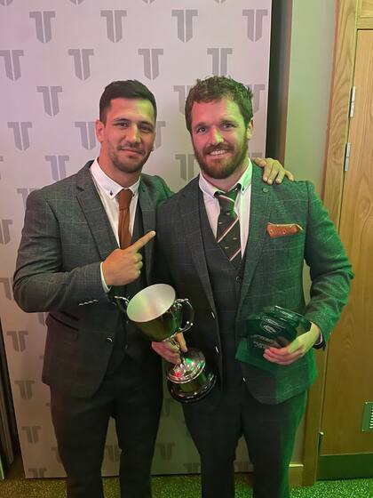 Matías Moroni señala al premiado por Leicester Tigers, su compañero Julián Montoya
