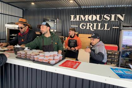 Matías Nahuel López, conocido como El Tute de Lanús, mientras atiende a los clientes