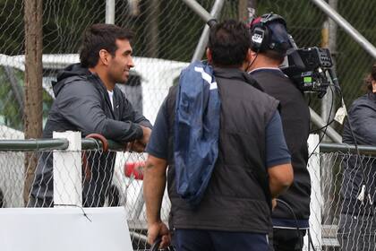 Matías Orlando, entrevistado por la TV. El tucumano volvió del Mundial de Japón y fue a ver el partido en la cancha del SIC.