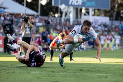 Matías Osadczuk se arroja al try en un partido contra Gran Bretaña; la suya es la principal baja de la selección argentina en la nueva temporada.