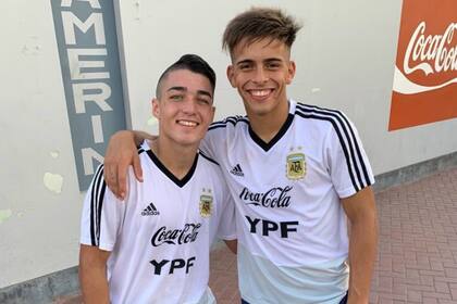 Matías Palacios con Francisco Flores, compañero en las divisiones juveniles de San Lorenzo y del seleccionado Sub 17 campeón en Lima