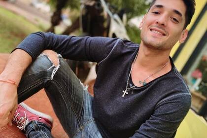 Matías Paluch trabaja en un aserradero por la tarde y los fines de semana en un boliche de la localidad