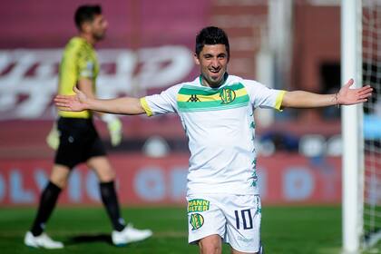 Matias Pisano celebra su gol ante Lanús, atrás lo sufre Sara