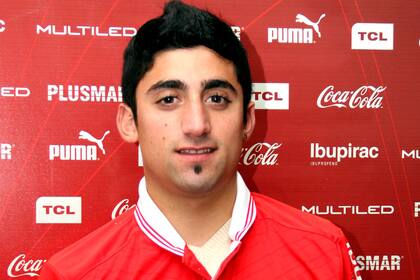 Matías Pisano posa con su nueva camiseta