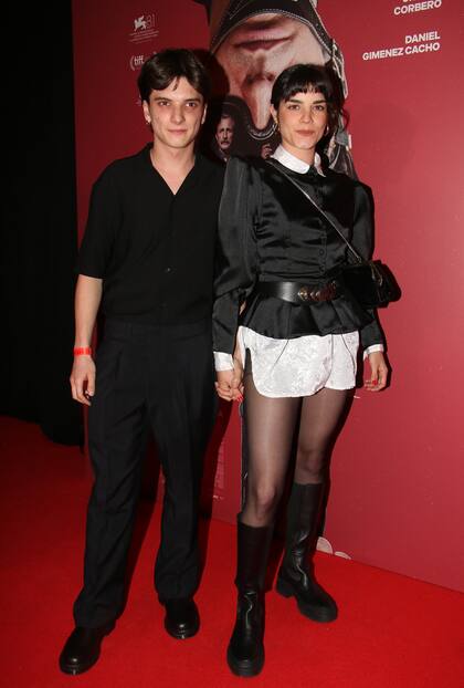 Matías Recalt, de La sociedad de la nieve, y Malena Sánchez, de Felices los 6, dos actores talentosos y muy acaramelados en la alfombra roja