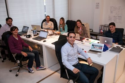 Matías Recchia, cofundador de Iguana, junto al equipo responsable de la plataforma on line de servicios generales