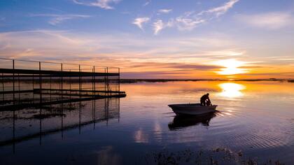 Matías, responsable de Manejo y Monitoreo de Nutria Gigante en San Alonso, recorre en su bote las inmediaciones del corral de Alondra