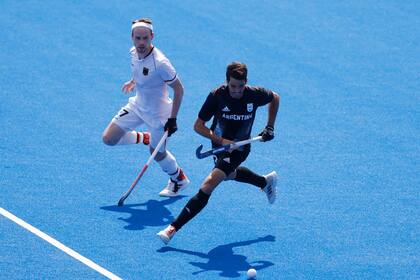 Matías Rey lleva la bocha en el decisivo partido de los Leones contra los alemanes.