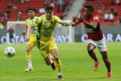 Matías Rodríguez intenta frenar a Bruno Henrique, una de las piezas de jerarquía de Flamengo; el equipo carioca esperará por el ganador de Olimpia (Paraguay) e Internacional (Brasil), en los cuartos de final de la Copa Libertadores