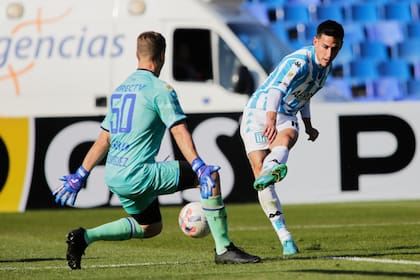 Matías Rojas busca definir ante Diego Rodríguez, arquero que debutaba en Godoy Cruz