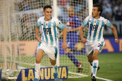 Matías Rojas festeja con Cvitanich el primero de los dos goles que le marcó a Tigre en el Trofeo de Campeones