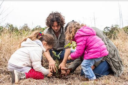 Matías Romano y su familia plantando en la reserva.