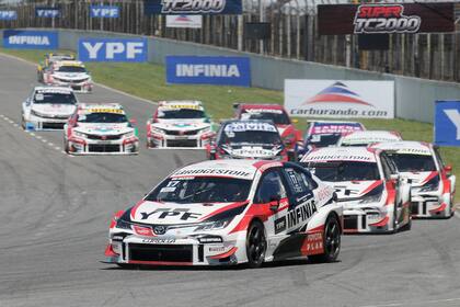 Matías Rossi (Toyota Gazoo Racing) se repuso de una fallida largada, avanzó hasta el quinto puesto y llegará al desenlace del campeonato con 27 puntos de ventaja, con 33 en juego, sobre Agustín Canapino