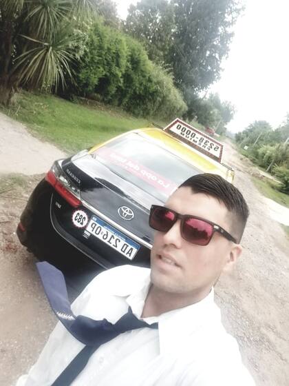Matías Schviegel junto a su taxi en una viaje al Chaco