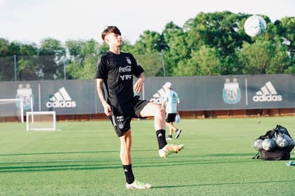 Matias Soulé, durante un entrenamiento en el predio de la AFA