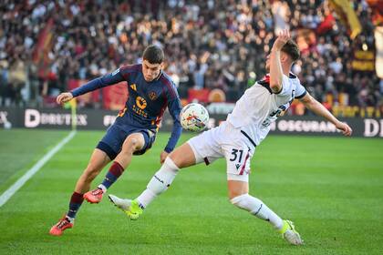 Matías Soulé intenta desequilibrar para Roma en el partido ante Bologna; el equipo de la capital perdió 3-2, por la Serie A