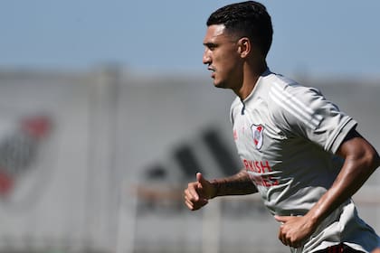 Matías Suárez corre en un entrenamiento. Es el mejor futbolista de River de este momento.