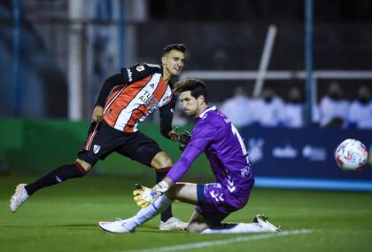 Matías Suárez define entre las piernas de Rey y anota el 1-0 para River a los dos minutos; no lo pudo sostener
