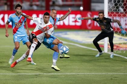 Matías Suárez domina la pelota durante el partido que disputan River y Arsenal.