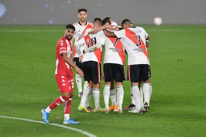 Matías Suárez festeja el segundo gol durante el partido que disputan River Plate y Unión de Santa Fe