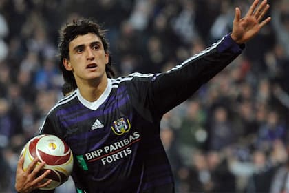 Matías Suárez festeja un gol en un partido de Anderlecht en Escocia. En Bélgica anotó 68 goles en 243 partidos y fue una vez botín de oro