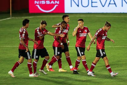 Los abrazos para Nicolás De La Cruz, autor de dos goles para River