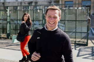 Revisarán el celular del contratista de Adorni
