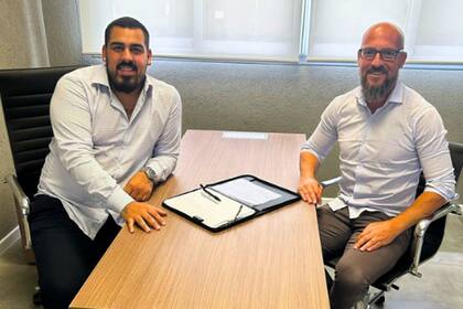 Matías Tapia, el presidente, y Alejandro Orfila, entrenador de Barracas Central; el uruguayo, que vuelve al club en el que actuó como jugadores, es uno de los cuatro directores técnicos debutantes en la categoría.