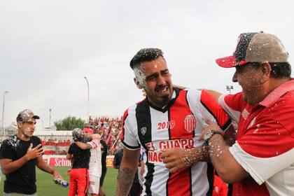 Festeja Matías Tapia el ascenso de Barracas Central a la Primera Nacional, en 2019; el exjugador es ahora el presidente del Guapo