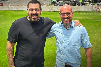 Matías Tapia y Alejandro Orfila, entre sonrisas; el presidente dio la bienvenida al uruguayo, que vuelve a Barracas Central, ahora como director técnico.