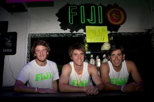 Matias Tini, Agustín Andruet, y Adrian Chaile Deniz, atienden la barra Fiji, en Ku, Pinamar..
