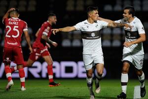 Un hat-trick de Tissera en otra noche de festejos para el Calamar de Spontón: 4-2 a Huracán