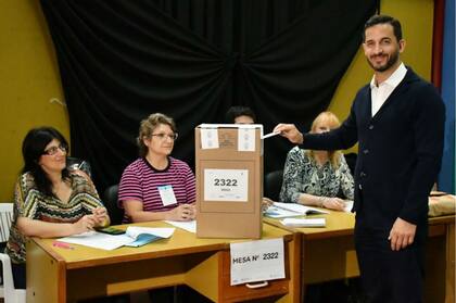 Matías Tombolini vota en una escuela de Almagro