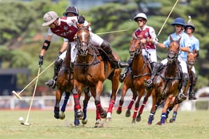 Matías Torres Zavaleta despeja delante de Alejo Taranco, en un gran partido en Palermo: La Zeta le torció el brazo a Cría la Dolfina en la agonía