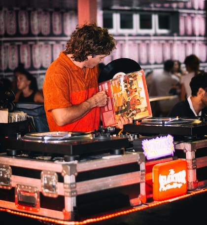 Matías, uno de los integrantes de Vinilos en la Vereda: una dupla de DJs cada vez más convocante