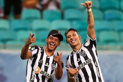 Matias Zaracho (derecha) acaba de ganar otro título con Atlético Mineiro; el ex Racing tiene explosión y gol; en la imagen, con Dylan Borrero