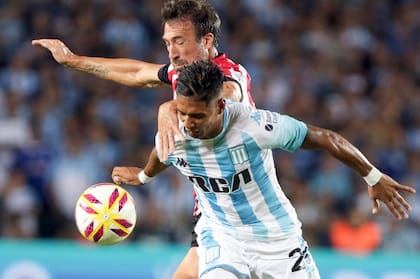 Zaracho, en la marca a Pavone en el partido contra Estudiantes