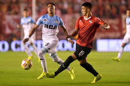 Matías Zaracho y Pablo Hernández en acción.