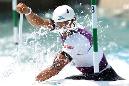 Matija Marinic del equipo Croacia compite en la primera carrera de las eliminatorias de canotaje Slalom masculino en el segundo día de los Juegos Olímpicos de Tokio 2020 en el Centro Kasai Canoe Slalom el 25 de julio de 2021 en Tokio, Japón.