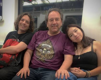 Matilda junto a su padre Pablo y su hermano