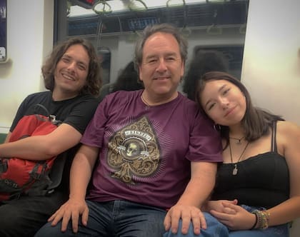Matilda junto a su padre Pablo y su hermano Oliverio