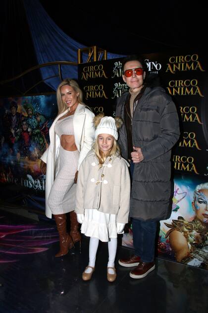 Matilda Salazar también fue de la partida. Vestida de blanco y en composé con Luli, su mamá, se mostró sonriente cuando las cámaras buscaron retratarla. A la salida se sumó Marcelo Polino, íntimo de la modelo y padrino de la pequeña