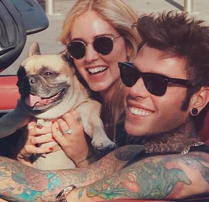 La influencer Chiara Feragni y su marido, el cantante Fedez, posan con @matildaferragni en su descapotable