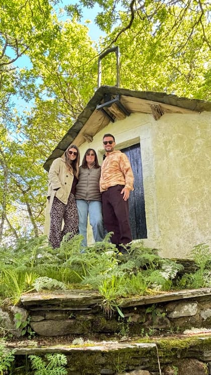 Matilde Castiñeira de visita con sus hijos en Galicia