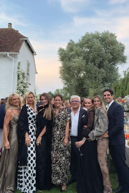 Matilde Grobocopatel, María Albero,
Pampita, Estefanía Novillo, Carlos
Gorosito y su mujer Oriana Montanelli,
Malena Zermoglio y Guillermo Ardohain.