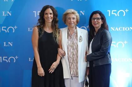 Matilde Noble Mitre de Saguier junto a sus dos hijas, Florencia y Luz