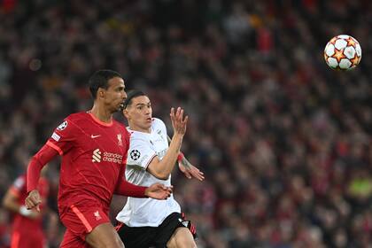 Matip y Núñez disputan un balón durante el partido entre Liverpool y Villarreal